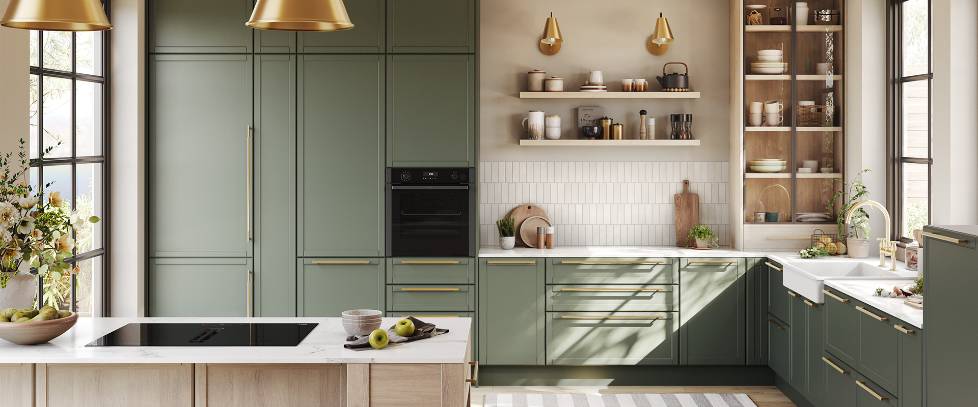 Moderne&#x20;K&#xFC;che&#x20;mit&#x20;gr&#xFC;nen&#x20;Schr&#xE4;nken,&#x20;goldenen&#x20;Griffen,&#x20;wei&#xDF;en&#x20;Arbeitsfl&#xE4;chen&#x20;und&#x20;offenem&#x20;Regal,&#x20;dekoriert&#x20;mit&#x20;Holzbrett&#x20;und&#x20;Keramik.&#x20;Goldene&#x20;H&#xE4;ngelampen&#x20;und&#x20;gro&#xDF;e&#x20;Fenster&#x20;lassen&#x20;viel&#x20;Licht&#x20;herein.