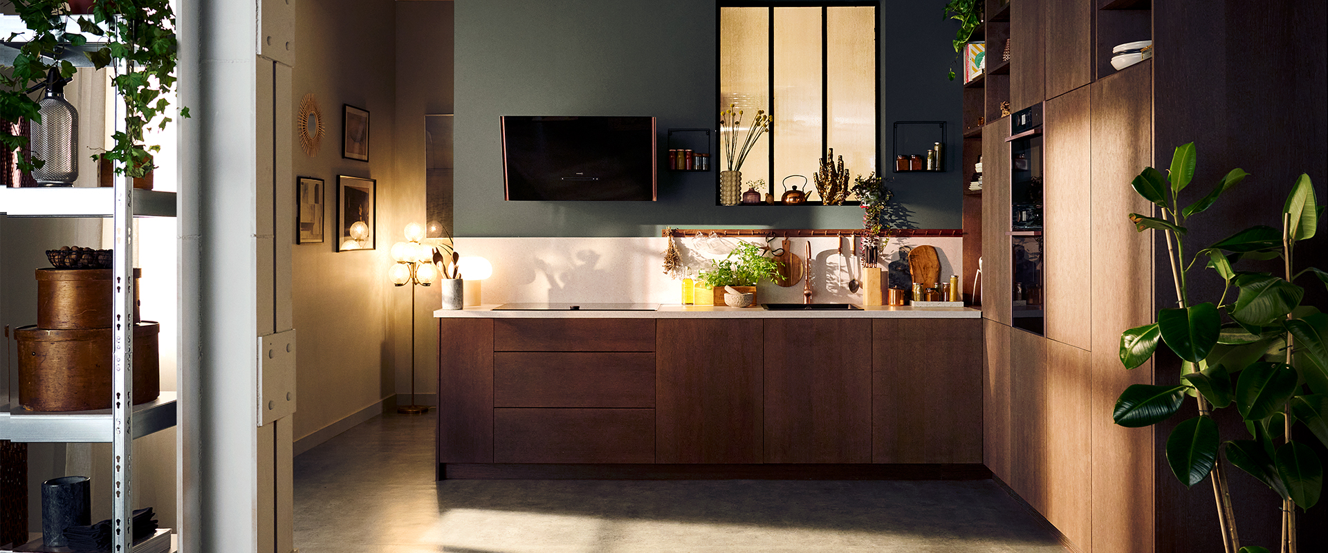 Dunkle,&#x20;gem&#xFC;tliche&#x20;K&#xFC;che&#x20;mit&#x20;olzm&#xF6;beln,&#x20;Kupferakzenten&#x20;und&#x20;einer&#x20;flanzen-Dekoration.&#x20;&#xDC;ber&#x20;der&#x20;rbeitsfl&#xE4;che&#x20;h&#xE4;ngt&#x20;ein&#x20;Fenster,&#x20;und&#x20;oderne&#x20;Lampen&#x20;sorgen&#x20;f&#xFC;r&#x20;warmes&#x20;Licht.&#x20;egal&#x20;und&#x20;Bilderrahmen&#x20;verleihen&#x20;dem&#x20;aum&#x20;eine&#x20;wohnliche&#x20;Atmosph&#xE4;re.