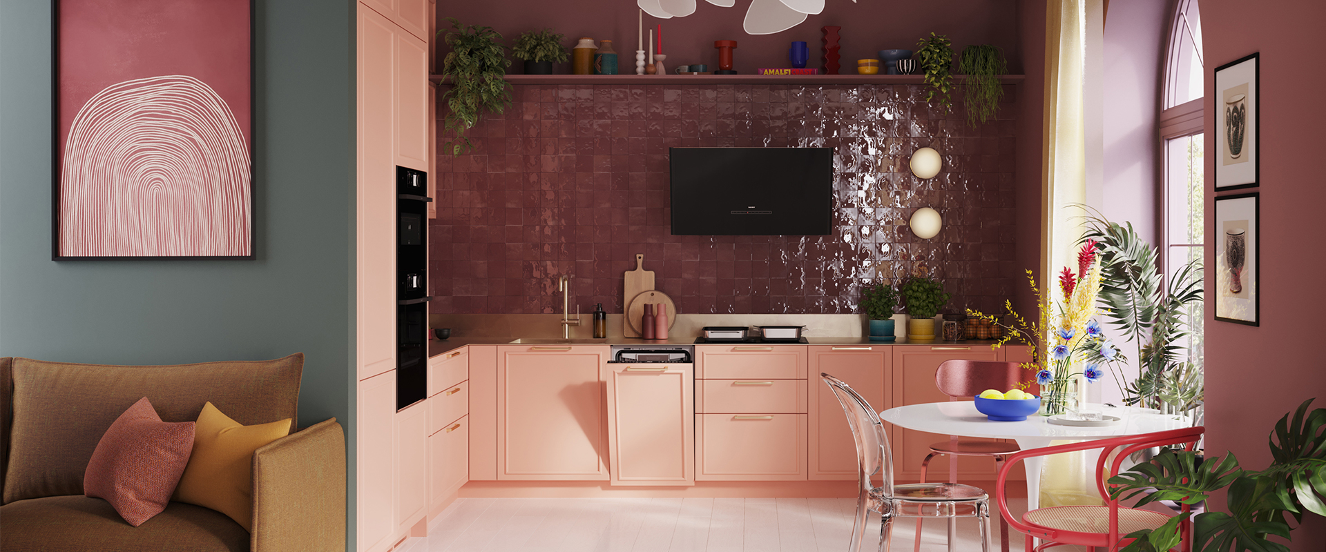 Farbenfrohe&#x20;K&#xFC;che&#x20;mit&#x20;rosa&#x20;Schr&#xE4;nken,&#x20;gl&#xE4;nzenden&#x20;weinroten&#x20;Fliesen,&#x20;goldenen&#x20;Griffen&#x20;und&#x20;Dekorationen.&#x20;Ein&#x20;runder&#x20;Esstisch&#x20;mit&#x20;roten&#x20;St&#xFC;hlen&#x20;und&#x20;Blumenarrangement&#x20;steht&#x20;vor&#x20;gro&#xDF;en&#x20;Fenstern,&#x20;im&#x20;Vordergrund&#x20;ein&#x20;gem&#xFC;tlicher&#x20;Sessel.