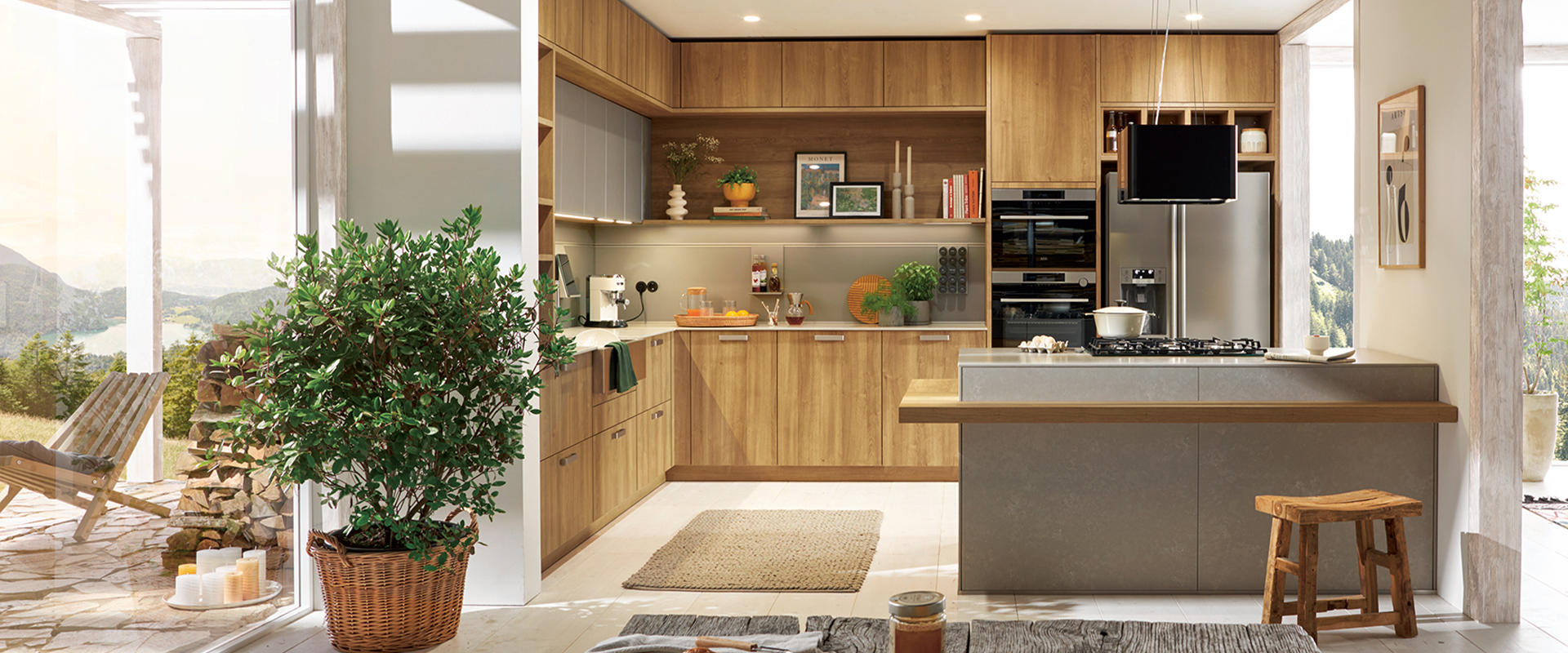 Moderne&#x20;K&#xFC;che&#x20;mit&#x20;Holzschr&#xE4;nken,&#x20;grauer&#x20;K&#xFC;cheninsel&#x20;und&#x20;Edelstahlger&#xE4;ten,&#x20;dekoriert&#x20;mit&#x20;Pflanzen.&#x20;Gro&#xDF;e&#x20;Fenster&#x20;bieten&#x20;Blick&#x20;auf&#x20;eine&#x20;Terrasse&#x20;mit&#x20;Liegestuhl&#x20;und&#x20;eine&#x20;&#x20;Landschaft.