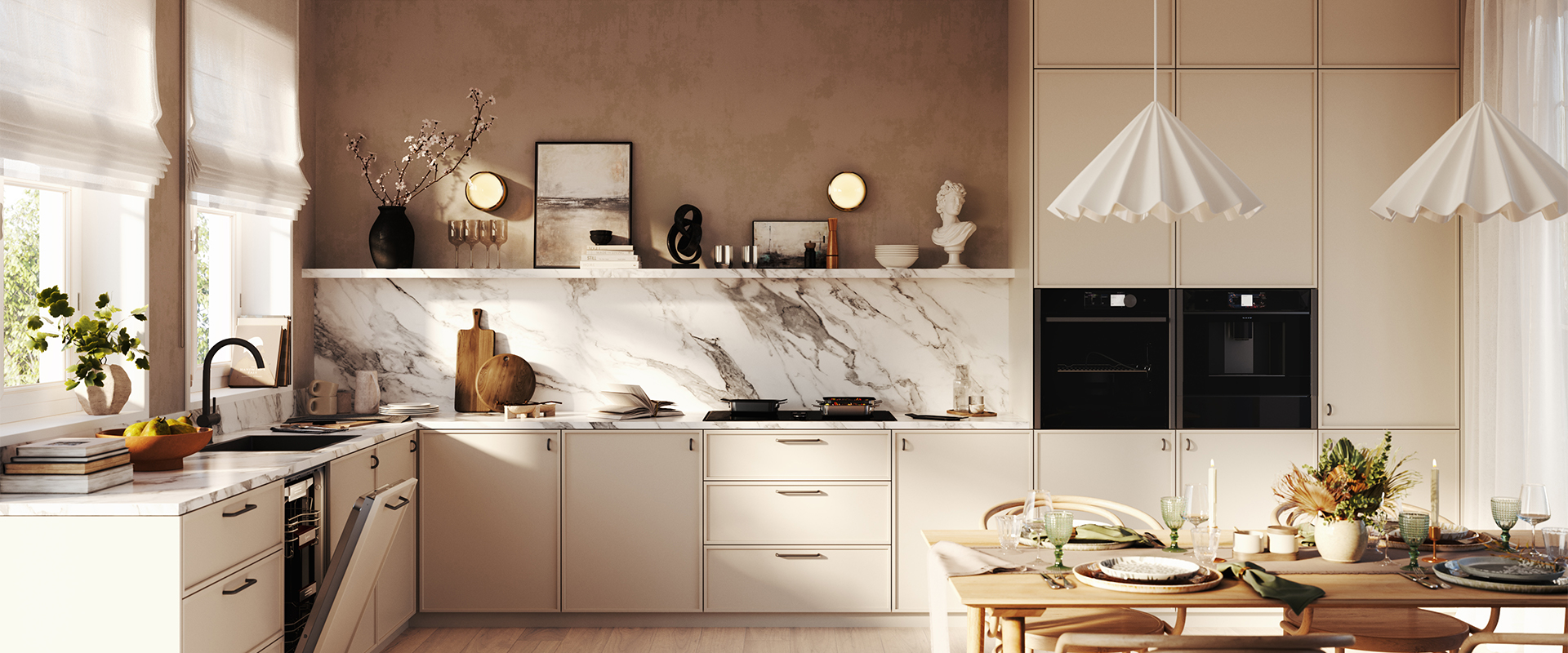 Helle,&#x20;elegante&#x20;K&#xFC;che&#x20;mit&#x20;cremefarbenen&#x20;Schr&#xE4;nken&#x20;und&#x20;einer&#x20;Marmor-R&#xFC;ckwand.&#x20;Dekoriert&#x20;mit&#x20;Kunst,&#x20;Holzaccessoires&#x20;und&#x20;Pflanzen,&#x20;steht&#x20;ein&#x20;gedeckter&#x20;Esstisch&#x20;im&#x20;Vordergrund&#x20;unter&#x20;zwei&#x20;wei&#xDF;en&#x20;Lampenschirmen.