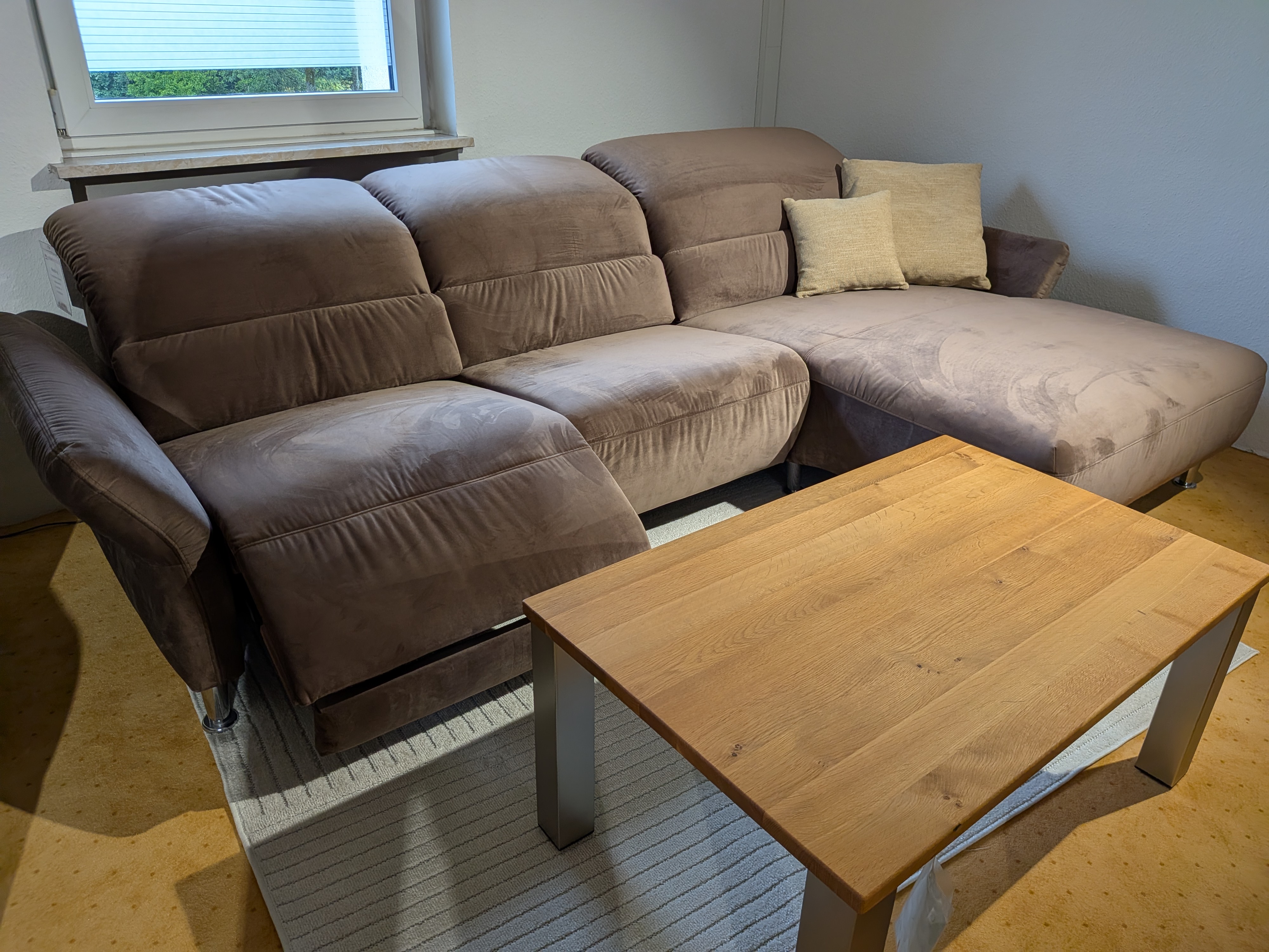 Relaxsofa Reading mit Velvet-Bezug in Chestnut und motorischer Verstellung