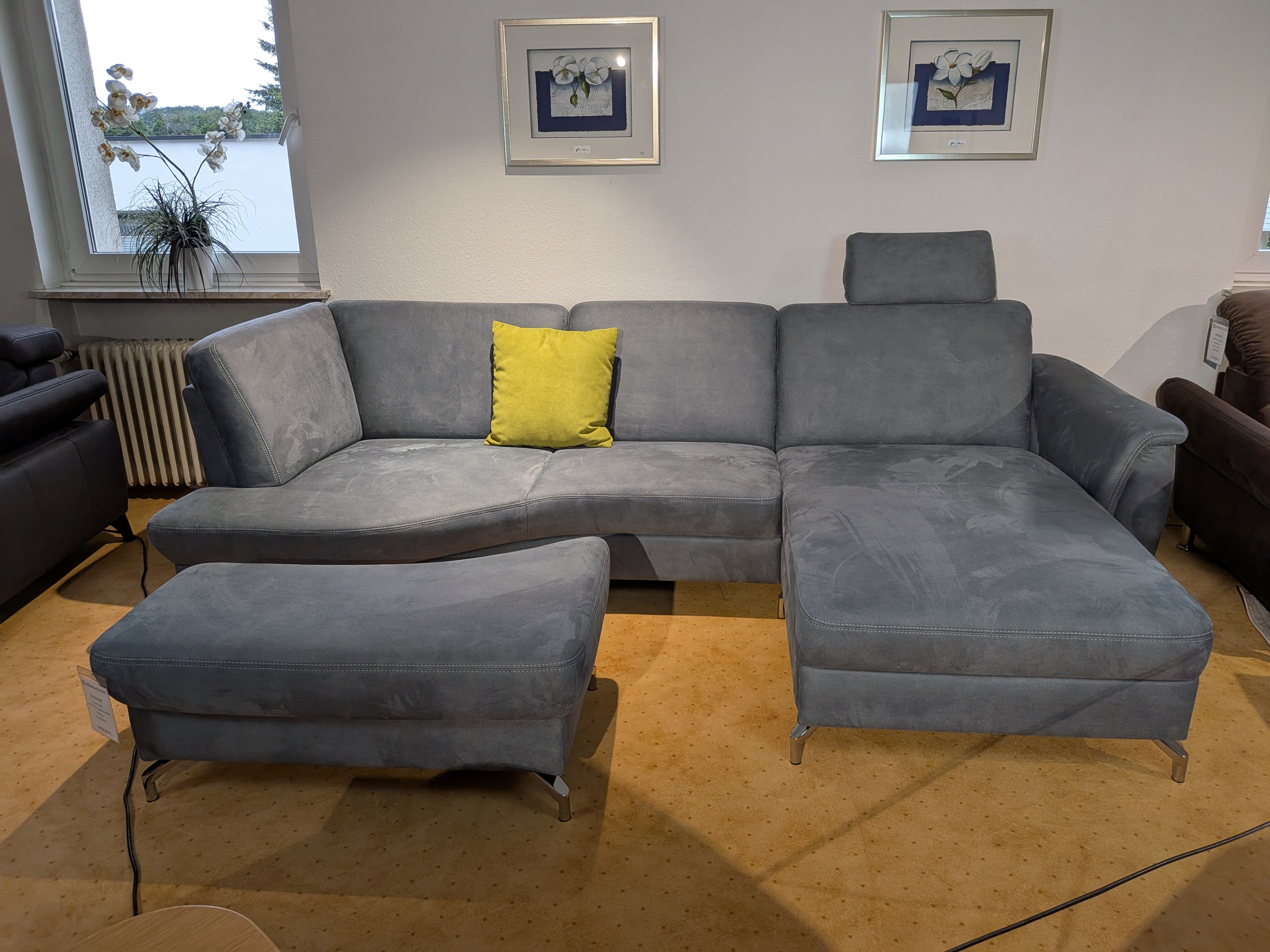 Relaxsofa Toulouse mit blau-grauem Microfaserbezug und Hocker