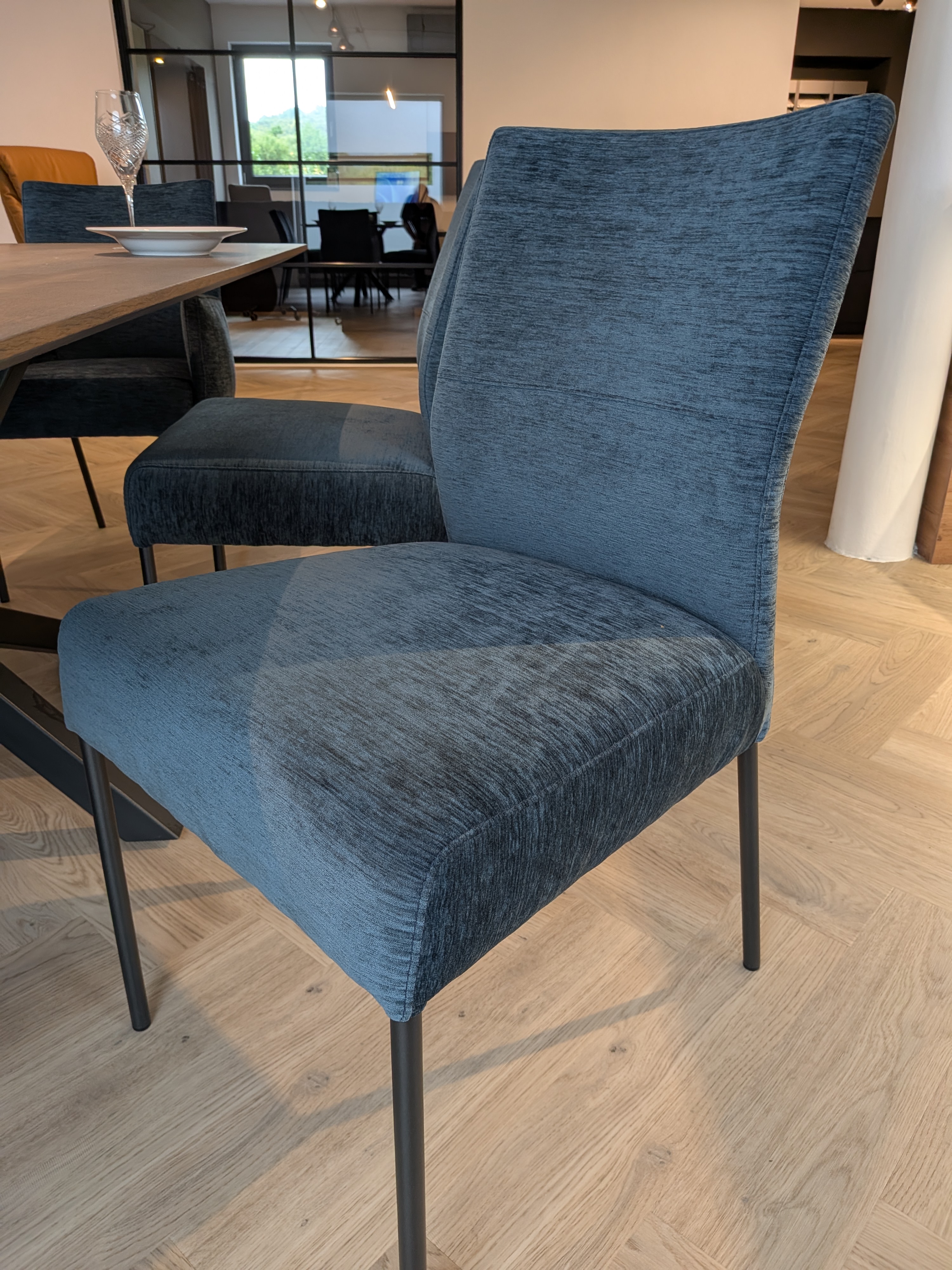 Stuhl Daryl mit Bezug in Royalblau