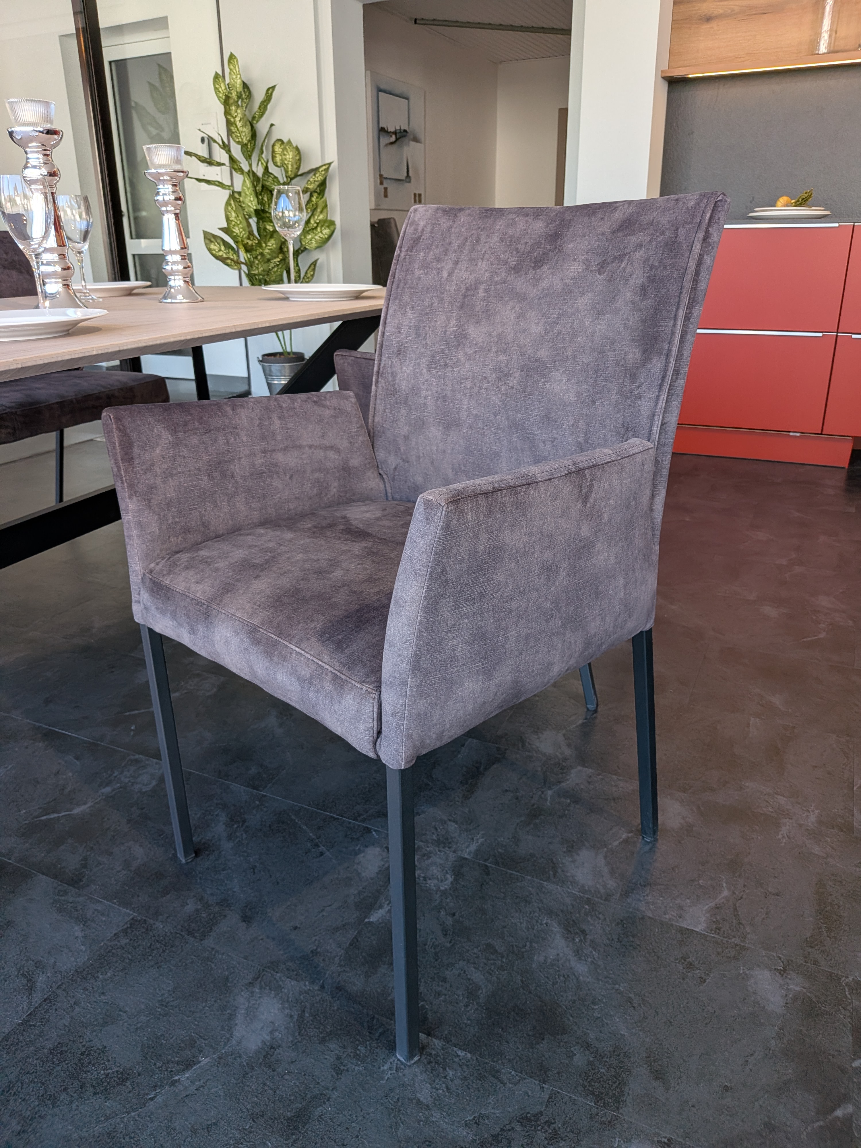 Stuhl Nina mit grauem Microfaserbezug