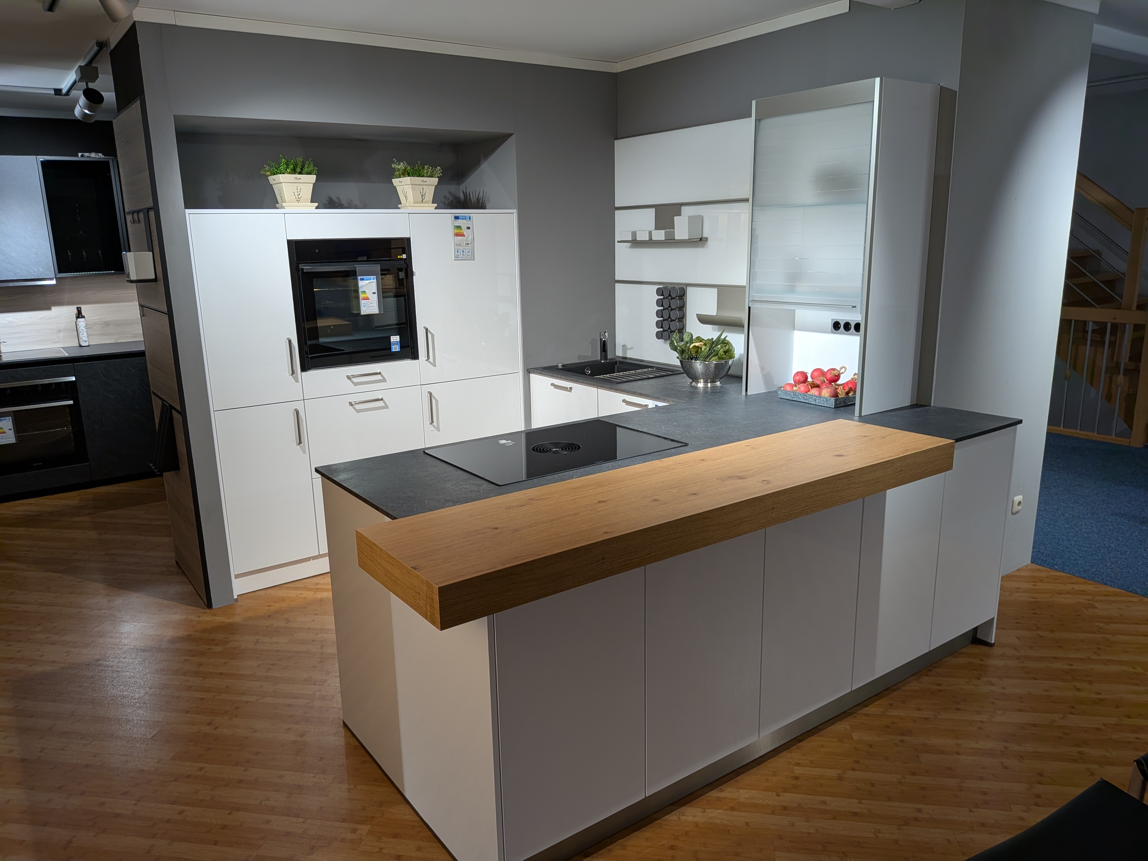 Musterküche Fino Gloss in Kristallweiß Hochglanz
